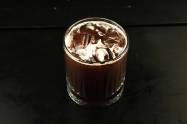 Sütlü buzlu kahve. Buzlu kahve. Elinde bir bardak buzlu kahve tutan kadın..