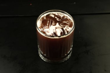 Sütlü buzlu kahve. Buzlu kahve. Elinde bir bardak buzlu kahve tutan kadın..