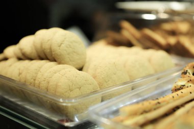 Bir grup çeşit kurabiye. Çikolata parçacıklı, yulaflı, kuru üzümlü, beyaz çikolatalı.