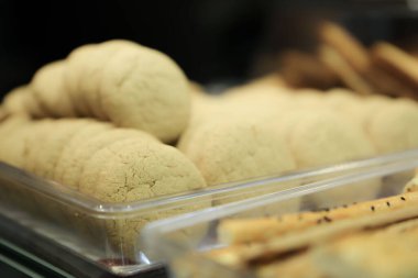 Bir grup çeşit kurabiye. Çikolata parçacıklı, yulaflı, kuru üzümlü, beyaz çikolatalı.