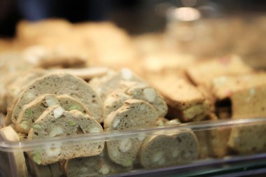 Bir grup çeşit kurabiye. Çikolata parçacıklı, yulaflı, kuru üzümlü, beyaz çikolatalı.