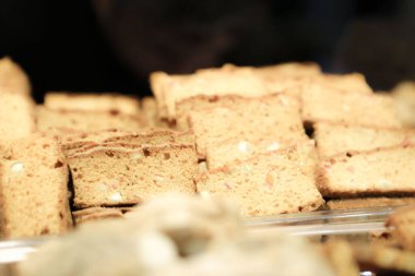 Bir grup çeşit kurabiye. Çikolata parçacıklı, yulaflı, kuru üzümlü, beyaz çikolatalı.