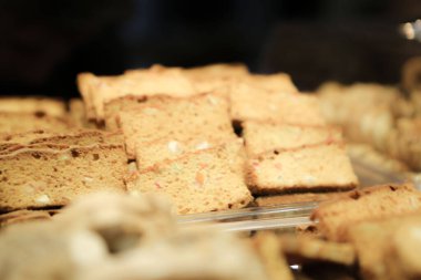 Bir grup çeşit kurabiye. Çikolata parçacıklı, yulaflı, kuru üzümlü, beyaz çikolatalı.