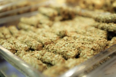 Bir grup çeşit kurabiye. Çikolata parçacıklı, yulaflı, kuru üzümlü, beyaz çikolatalı.