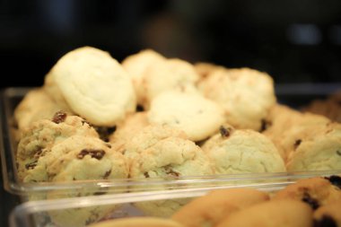 Bir grup çeşit kurabiye. Çikolata parçacıklı, yulaflı, kuru üzümlü, beyaz çikolatalı.