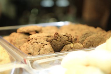 Bir grup çeşit kurabiye. Çikolata parçacıklı, yulaflı, kuru üzümlü, beyaz çikolatalı.