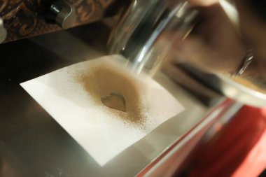 Kahve odasında kahve hazırlayan barista.