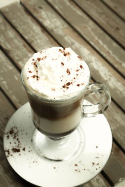 Sütlü buzlu kahve. Buzlu kahve. Elinde bir bardak buzlu kahve tutan kadın..