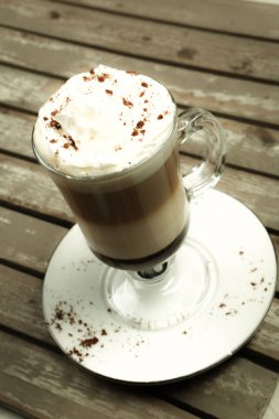 Sütlü buzlu kahve. Buzlu kahve. Elinde bir bardak buzlu kahve tutan kadın..