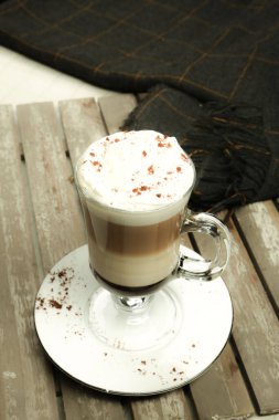 Sütlü buzlu kahve. Buzlu kahve. Elinde bir bardak buzlu kahve tutan kadın..