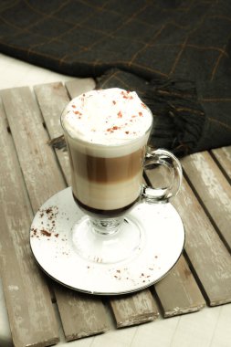 Sütlü buzlu kahve. Buzlu kahve. Elinde bir bardak buzlu kahve tutan kadın..