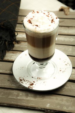 Sütlü buzlu kahve. Buzlu kahve. Elinde bir bardak buzlu kahve tutan kadın..