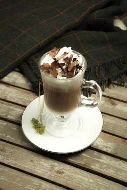 Sütlü buzlu kahve. Buzlu kahve. Elinde bir bardak buzlu kahve tutan kadın..