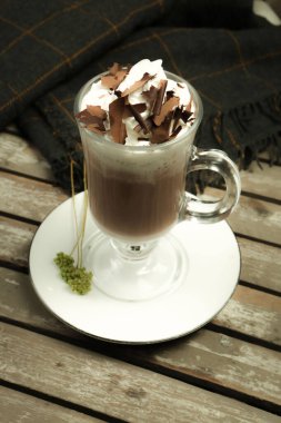 Sütlü buzlu kahve. Buzlu kahve. Elinde bir bardak buzlu kahve tutan kadın..