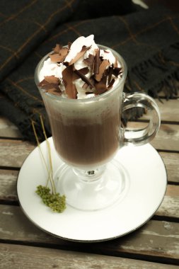 Sütlü buzlu kahve. Buzlu kahve. Elinde bir bardak buzlu kahve tutan kadın..