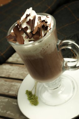 Sütlü buzlu kahve. Buzlu kahve. Elinde bir bardak buzlu kahve tutan kadın..