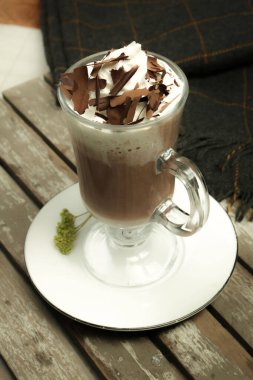 Sütlü buzlu kahve. Buzlu kahve. Elinde bir bardak buzlu kahve tutan kadın..