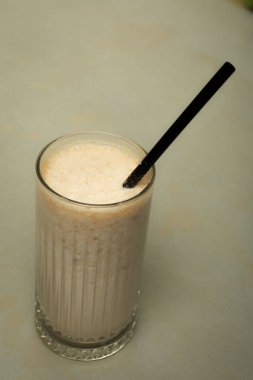 Sütlü buzlu kahve. Buzlu kahve. Elinde bir bardak buzlu kahve tutan kadın..