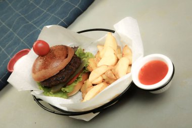 Taze sebzeli ev yapımı hamburger.