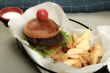Taze sebzeli ev yapımı hamburger.