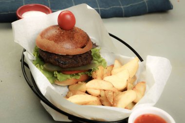 Taze sebzeli ev yapımı hamburger.