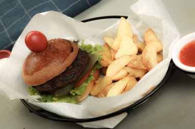 Taze sebzeli ev yapımı hamburger.