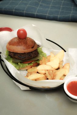 Taze sebzeli ev yapımı hamburger.