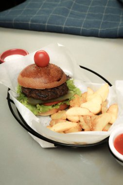 Taze sebzeli ev yapımı hamburger.