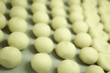 Bir grup çeşit kurabiye. Çikolata parçacıklı, yulaflı, kuru üzümlü, beyaz çikolatalı.