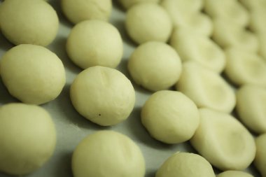 Bir grup çeşit kurabiye. Çikolata parçacıklı, yulaflı, kuru üzümlü, beyaz çikolatalı.