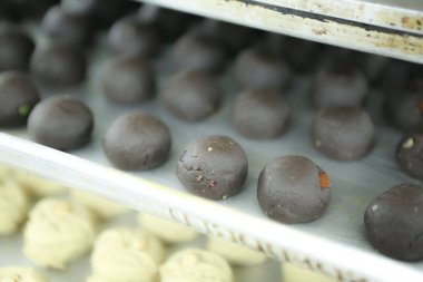 Bir grup çeşit kurabiye. Çikolata parçacıklı, yulaflı, kuru üzümlü, beyaz çikolatalı.