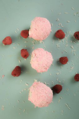 Koyu çikolata parçaları ile tanımlama