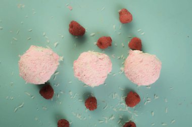 Koyu çikolata parçaları ile tanımlama