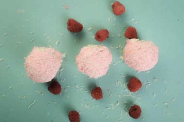 Koyu çikolata parçaları ile tanımlama