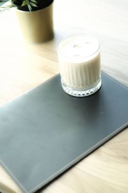 Sütlü buzlu kahve. Buzlu kahve. Elinde bir bardak buzlu kahve tutan kadın..