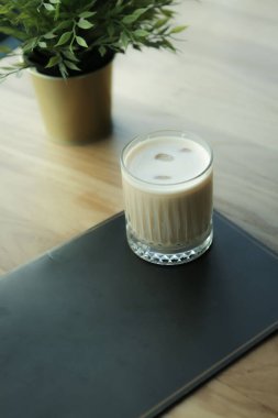 Sütlü buzlu kahve. Buzlu kahve. Elinde bir bardak buzlu kahve tutan kadın..