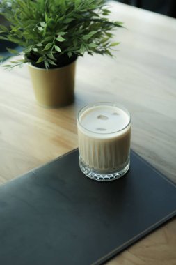 Sütlü buzlu kahve. Buzlu kahve. Elinde bir bardak buzlu kahve tutan kadın..