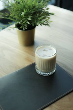 Sütlü buzlu kahve. Buzlu kahve. Elinde bir bardak buzlu kahve tutan kadın..