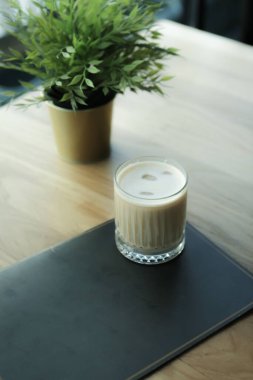 Sütlü buzlu kahve. Buzlu kahve. Elinde bir bardak buzlu kahve tutan kadın..