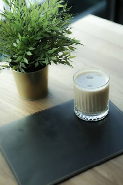 Sütlü buzlu kahve. Buzlu kahve. Elinde bir bardak buzlu kahve tutan kadın..