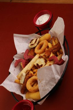 Lezzetli yemek tabağı, masada patates kızartması. 