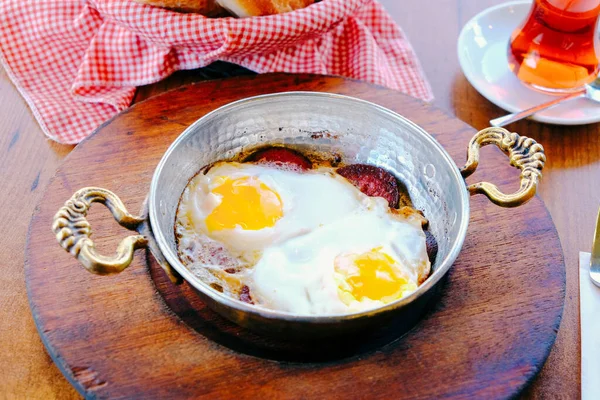 테이블 맛있는 스크램블드에그 — 스톡 사진