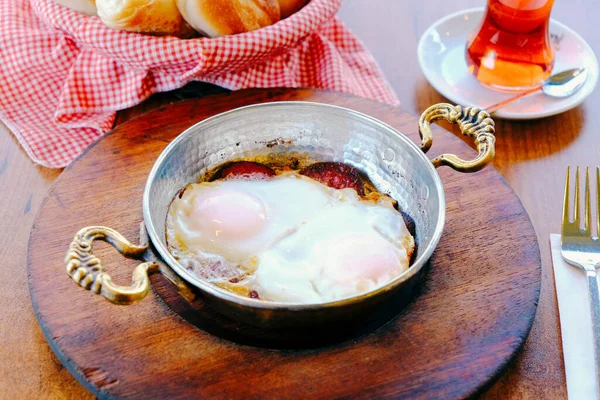 테이블 맛있는 스크램블드에그 — 스톡 사진