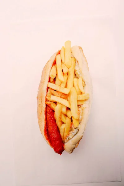 Leckerer Hausgemachter Hotdog Auf Dem Tisch Mit Pommes — Stockfoto