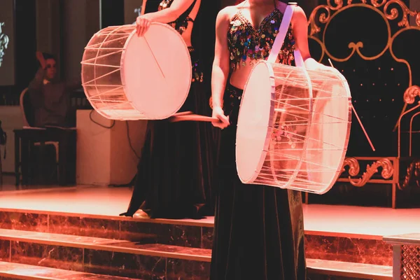 Bellydancers Atraentes Dançarinos Orientais Palco — Fotografia de Stock