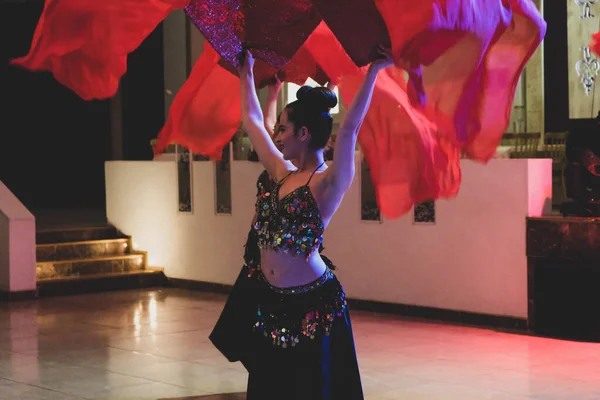 Atractivos Bailarines Del Vientre Bailarines Orientales Escenario — Foto de Stock