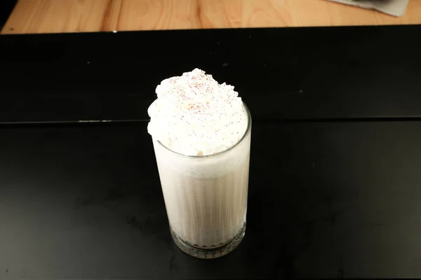 Eiskaffee Mit Milch Eiskaffee Latte Frau Hält Glas Eiskaffee Der — Stockfoto
