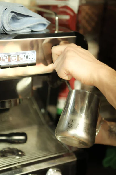 Barista Bryggkaffe Kafferummet — Stockfoto