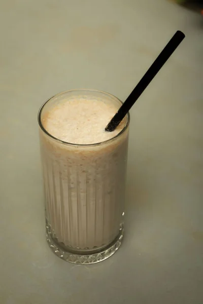 Iskaffe Med Melk Isen Kaffelatte Kvinne Som Holder Glassbeger Med – stockfoto