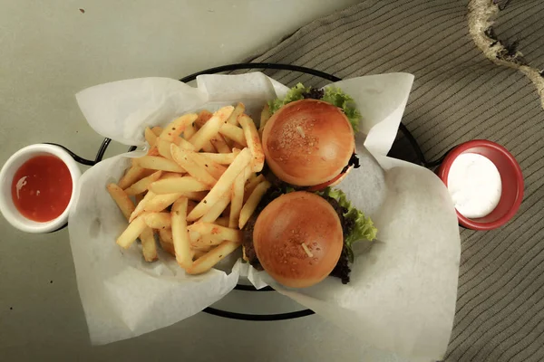 Házi Hamburger Friss Zöldségekkel — Stock Fotó